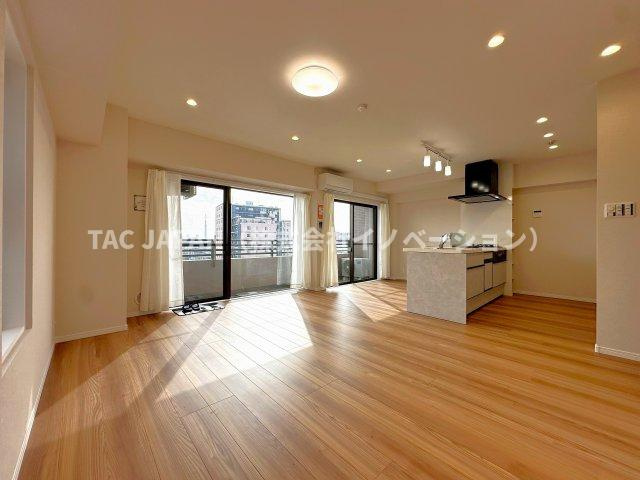 ルイシャトレ綾瀬の居間・リビング|【広々ＬＤＫ１６．９帖】 キッチンやお風呂・洗面など水回りの設備機器はもちろん、床や壁・天井やコンセントやスイッチ類まで全て新品交換したフルリフォームを行い、立地に見合う上質な居住空間を創造しています