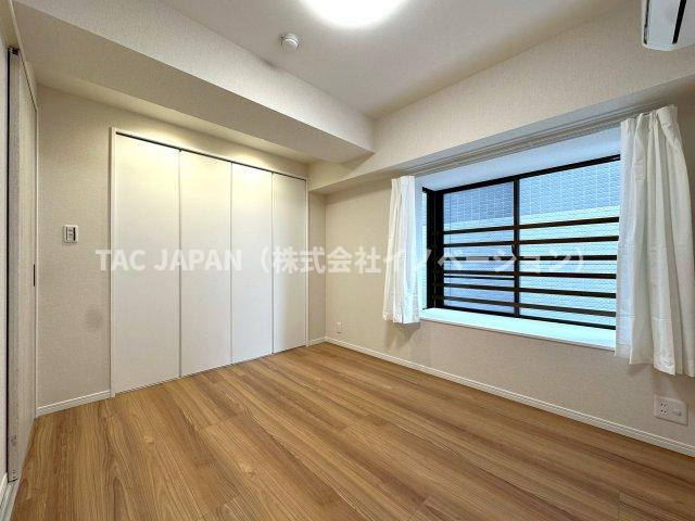 ルイシャトレ綾瀬の洋室|開放的な出窓から朝日がふんだんに注ぐ約４．５帖の洋室。全てのお部屋に大きなクローゼットがありますので広さを問わず快適にお過ごしいただけます