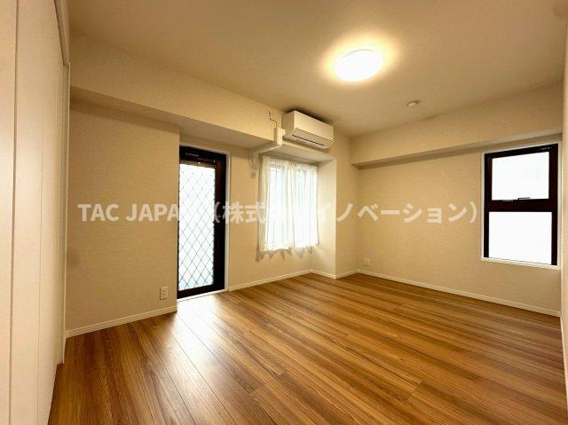 ルイシャトレ綾瀬のエントランス|大きなクローゼットを備え開放的なサービスバルコニーに面した約６．７帖の主寝室