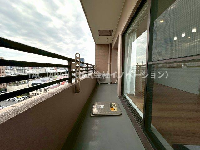 ルイシャトレ綾瀬のバルコニー|不思議と空が近く感じられる日当たりの良いワイドバルコニー。生憎の空でしたが、心地よい風を感じながら望むロケーションの良さに思わず立ち止まって眺めてしまいました。