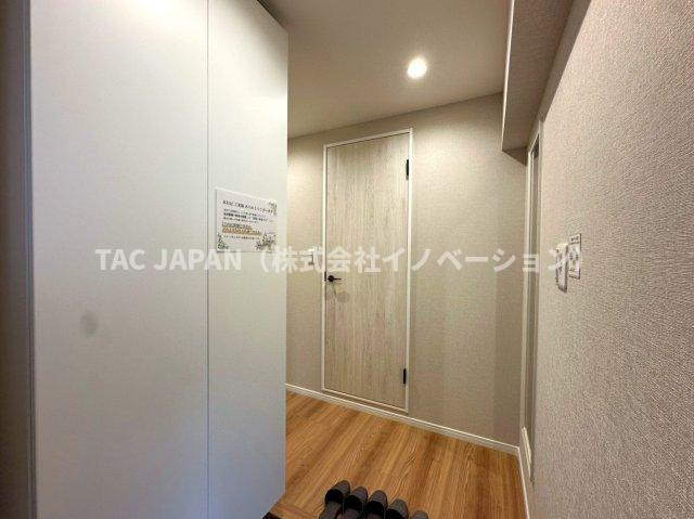 ルイシャトレ綾瀬の玄関|日頃からスッキリ使いたい玄関スペースには天井まで届く大型シューズボックスを完備。明るく清潔感ある印象が素敵なお部屋に生まれ変わりました。