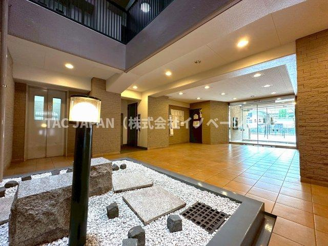 ルイシャトレ綾瀬のエントランス|清潔感があり落ち着いた雰囲気が感じられるエントランス。管理状態の良さが伺えます。安心のオートロック&防犯カメラ、24時間荷物が受け取れ得る便利な宅配ボックス完備。