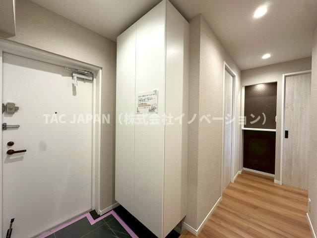 ルイシャトレ綾瀬の玄関|日頃からスッキリ使いたい玄関スペースには天井まで届く大型シューズボックスを完備。明るく清潔感ある印象が素敵なお部屋に生まれ変わりました。