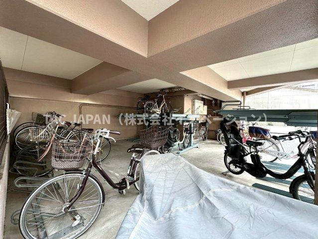 ルイシャトレ綾瀬の駐輪場