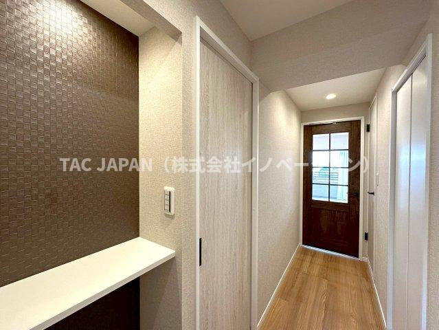 ルイシャトレ綾瀬の玄関|キッチンやお風呂などの水回りは勿論、全ての壁や床まで張り替えたフルリノベーションが完成。各お部屋に加え廊下にもクローゼットを備えた豊富な収納が魅力です。