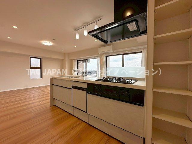 ルイシャトレ綾瀬のキッチン|広い作業スペース×収納を備えるキッチンスペースには、便利なビルトイン食器洗浄乾燥機や浄水シャワー栓・調理の幅が広がる3口コンロを完備するシステムキッチンを新設。