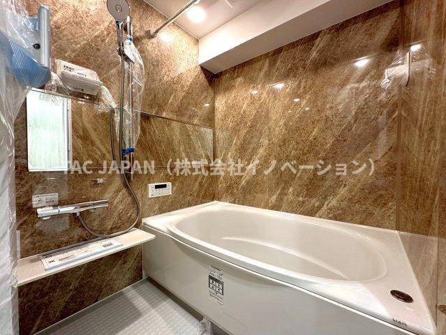 ルイシャトレ綾瀬の浴室|ワンタッチでお湯張りや追炊ができるオートバスと足を伸ばせる浴槽で24時間いつでも快適にリフレッシュできる新品浴室。雨のお洗濯や日頃のメンテナンスなどに役立つ浴室換気乾燥機完備。