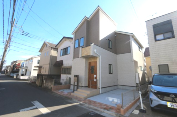 【Blooming Garden】小平学園東町の外観|南側に庭先を設けた設計で1階にも日差しの差し込む住宅
