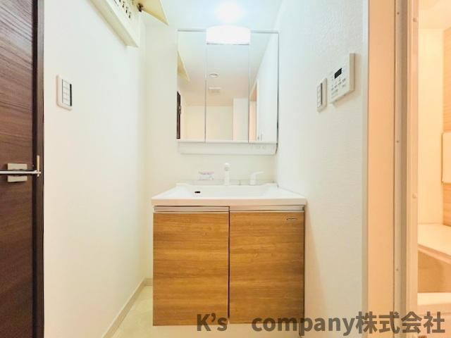 茅ヶ崎市甘沼　オクトス湘南茅ヶ崎グランドヒルの独立洗面台|三面鏡の内側には小物収納が充実しています◇