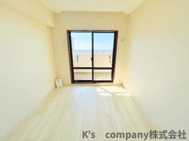 茅ヶ崎市甘沼　オクトス湘南茅ヶ崎グランドヒルの洋室|洋室6帖◇こちらのお部屋からバルコニーに出ることができます♪