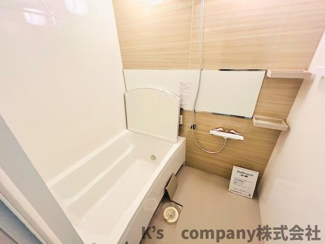 茅ヶ崎市甘沼　オクトス湘南茅ヶ崎グランドヒルの浴室|木目調のアクセントパネルが浴室の印象を温かみのある雰囲気にしてくれています◇