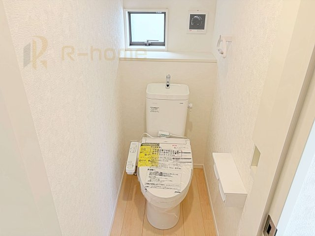つくば市若葉第11　新築戸建て　1号棟のトイレ|温水洗浄便座付きのトイレ。
トイレが２ヵ所設置で朝の忙しい時間でも安心です。
