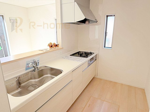 つくば市若葉第11　新築戸建て　1号棟のキッチン|料理をしながら家族とコミュニケーションが取れる対面式システムキッチン。