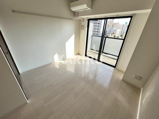 エストゥルースプラスサウス大阪の居間・リビング