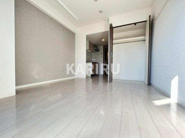 エストゥルースプラスサウス大阪の居間・リビング