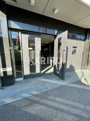 エストゥルースプラスサウス大阪のエントランス