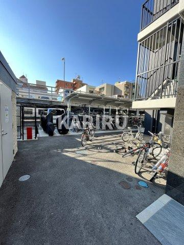 エストゥルースプラスサウス大阪の駐車場