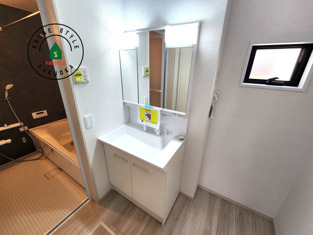 福岡市東区香椎駅東1丁目第3-1棟（1号棟）　の内観：施工例|毎日使うものだから清潔な空間を保ちたい水回り。洗面にはそんな願いを解消させてくれる収納アイデアが満載です。三面鏡の裏側にはキャビネットが現れ小物から背の高い物まで収納できます。