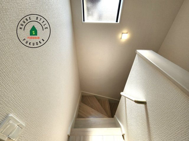 福岡市東区香椎駅東1丁目第3-1棟（1号棟）　の内観：施工例|＜手すり付階段＞手すりがないと階段の昇り降りで危険なことはもちろん、壁に手をつきながら歩くことで壁紙が汚れやすくなります。すべての方に快適に昇り降りしていただくため、手すりを設置しました。