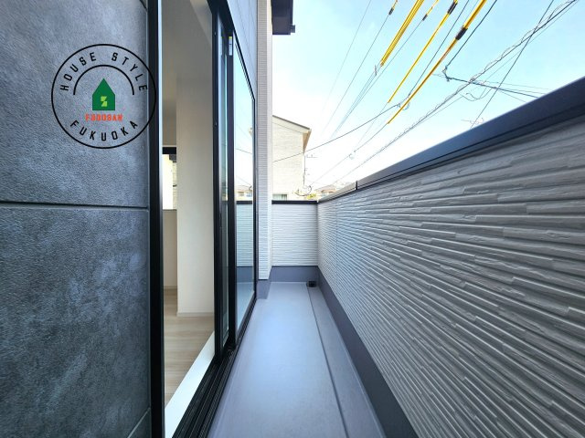 福岡市東区香椎駅東1丁目第3-1棟（1号棟）　の外観：施工例|風をしっかりと感じられるバルコニーでは、毎日が洗濯日和です。広々としているので洗濯も楽しくなるでしょうし、気分転換にバルコニーからの眺めを楽しむのもいいでしょう。