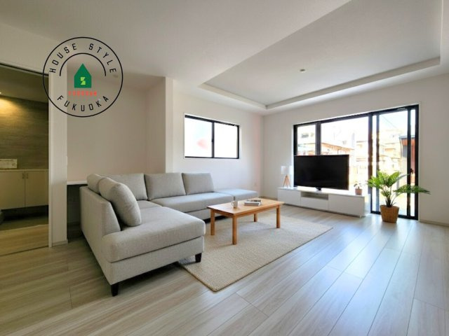 福岡市東区香椎駅東1丁目第3-1棟（1号棟）　の内観：施工例|明るく開放的なリビングダイニングは豊かな陽光が注ぎ込み、やすらぎの空間を演出してくれます。ご家族で楽しいひとときをお過ごし下さい。※家具はCGを合成したものです。