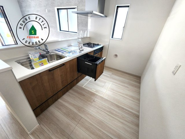 福岡市東区香椎駅東1丁目第3-1棟（1号棟）　の内観：施工例|ダイニングテーブルへの配膳がラクラク、お料理はかどるカウンター付きシステムキッチン！