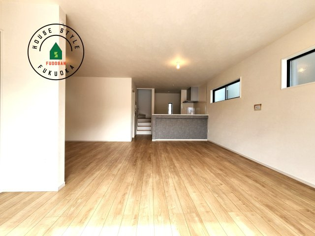 福岡市博多区諸岡3丁目第2-2棟（1号棟）　の内観：施工例|キッチンからリビングをしっかり確認できます。家族の笑顔があふれる空間になりそうですね。※家具はCGを合成したものです。