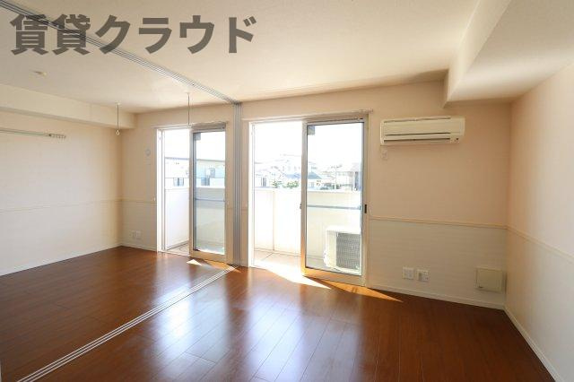 ルミエールDの居間・リビング|こちらの居間で趣味の時間をお楽しみください