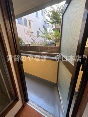 【バルコニー】 | 元町ハイツⅡ | キッチンの奥の扉を開けるとバルコニーです