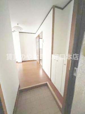 【玄関】 | 元町ハイツⅡ | 収納もある玄関です