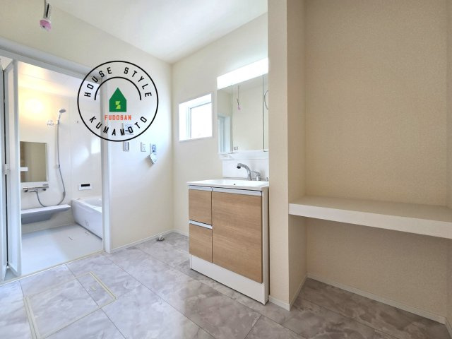 熊本市北区植木町広住第1₋2棟(1号棟)の脱衣所|ゆとりの洗面スペースで朝の身支度もスムーズに。暮らしを快適に変えるシャワー付洗面台です！