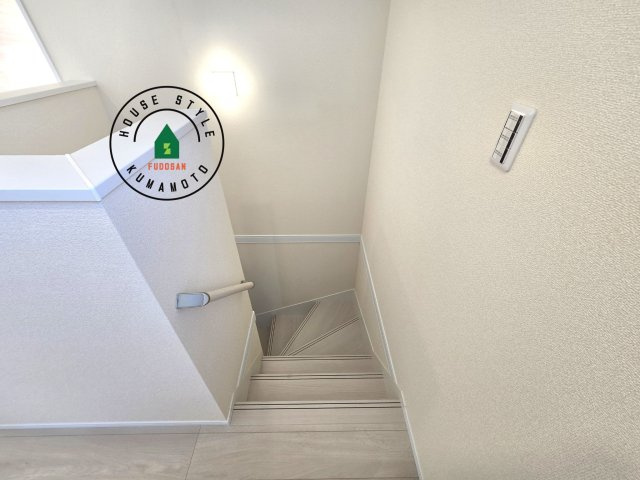 熊本市北区植木町広住第1₋2棟(1号棟)の内装|＜手すり付階段＞手すりがないと階段の昇り降りで危険なことはもちろん、壁に手をつきながら歩くことで壁紙が汚れやすくなります。すべての方に快適に昇り降りしていただくため、手すりを設置しました。