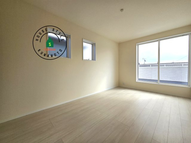 熊本市北区植木町広住第1₋2棟(1号棟)の寝室|主寝室には収納力に優れたクローゼットがありますので、お部屋もすっきり片付きます。