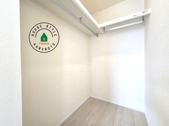 熊本市北区植木町広住第1₋2棟(1号棟)の収納|洋服や大きな荷物が多い方や人数の多いご家族などは、一般的なクローゼットよりもウォークインクローゼットのほうが使い勝手が良いです。