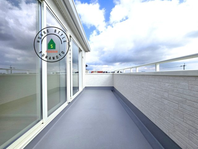 熊本市北区植木町広住第1₋2棟(1号棟)のバルコニー|風をしっかりと感じられるバルコニーでは、毎日が洗濯日和です。広々としているので洗濯も楽しくなるでしょうし、気分転換にバルコニーからの眺めを楽しむのもいいでしょう。