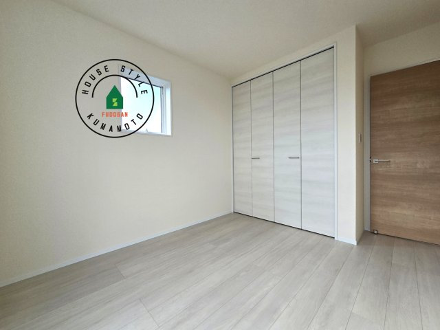 熊本市北区植木町広住第1₋2棟(1号棟)の洋室|採光良好な洋室は全居室、複層ガラスの遮熱効果と断熱効果で、一年中快適に過ごせます。