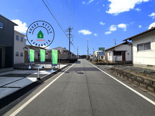 熊本市北区植木町広住第1₋2棟(1号棟)の前面道路含む現地写真|前面道路は閑静な住宅地をはしる車通りの少ない道路。お車の出し入れが苦手なママや小さなお子様にも安心ですね。しっかり舗装もされているので、ベビーカーや自転車で通っても快適に通行できます。