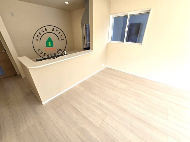 熊本市北区植木町広住第1₋2棟(1号棟)のダイニング|キッチンから立ち込める香りが今日の料理を期待させます。