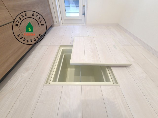 熊本市北区植木町広住第1₋2棟(1号棟)の設備|床下収納　小さな間口で床下スペースを有効に使用できす。