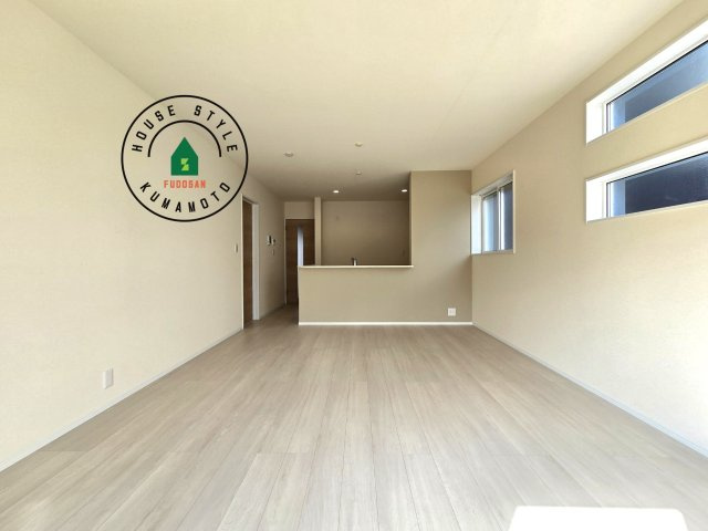 熊本市北区植木町広住第1₋2棟(1号棟)の居間・リビング|キッチンからリビングをしっかり確認できます。家族の笑顔があふれる空間になりそうですね。