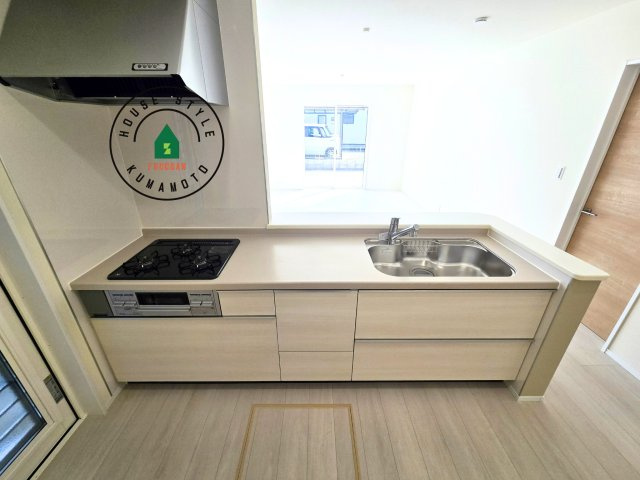 熊本市北区植木町広住第1₋2棟(1号棟)のキッチン|ご家族を近くに感じられる対面キッチンのLDK。会話もはずみそうですね。