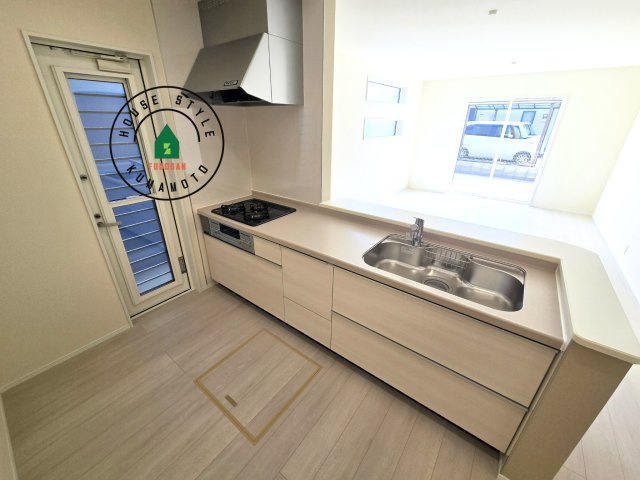 熊本市北区植木町広住第1₋2棟(1号棟)のキッチン|明るいキッチン作業スペースを多くとりました。ご夫婦でキッチンに立っても調理がしやすい広さです。食器類もすっきりと片付く収納は魅力的です。