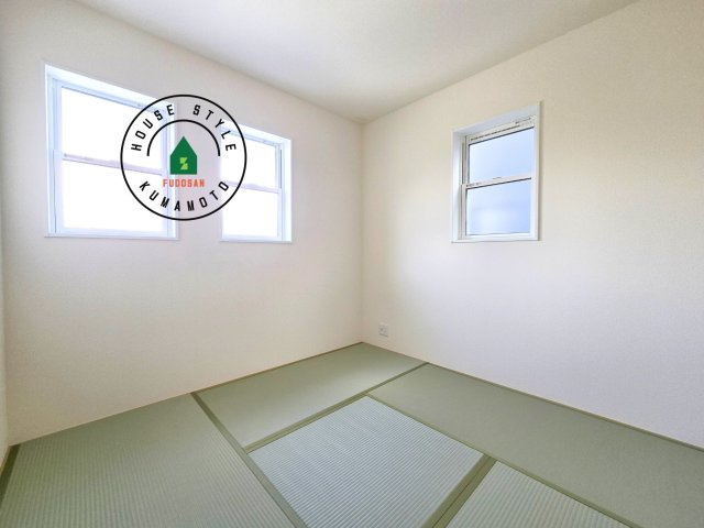 熊本市北区植木町広住第1₋2棟(1号棟)の和室|和室を上手に活用すると暮らし方の幅が広がります。例えば普段は開け放して、子供の小さいうちはお昼寝や遊びのスペースに。畳はソフトなので転んでもケガをしにくく安心です。