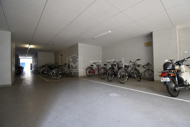 フレアコート北浜の駐車場