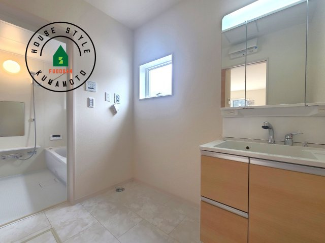 熊本市北区植木町広住第1₋2棟(2号棟)の内観：施工例|ゆとりの洗面スペースで朝の身支度もスムーズに。暮らしを快適に変えるシャワー付洗面台です！