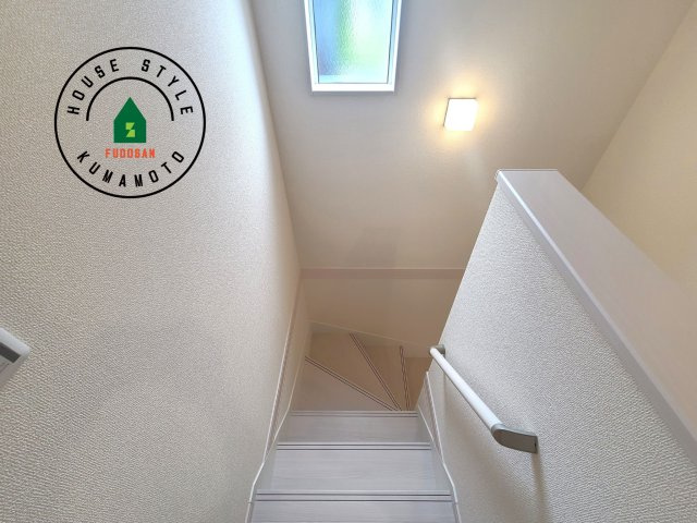 熊本市北区植木町広住第1₋2棟(2号棟)の内観：施工例|＜手すり付階段＞手すりがないと階段の昇り降りで危険なことはもちろん、壁に手をつきながら歩くことで壁紙が汚れやすくなります。すべての方に快適に昇り降りしていただくため、手すりを設置しました。