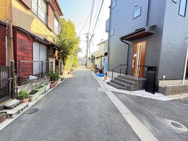 市川市稲荷木２丁目新築戸建【稲荷木小学校：10分】の前面道路含む現地写真|北側前面道路