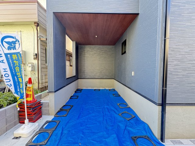 市川市稲荷木２丁目新築戸建【稲荷木小学校：10分】の駐車場|愛車に優しいビルトインガレージ