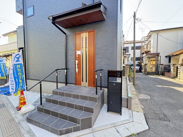 市川市稲荷木２丁目新築戸建【稲荷木小学校：10分】のエントランス|エントランス・玄関ポーチ・宅配ボックス完備