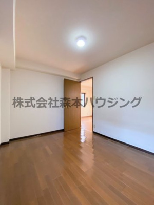 【洋室】 | 　ハイツ中道 | 落ち着いた色調の洋室です